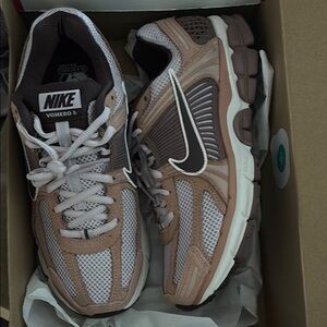 Nike Vomero 5 in Dusted Clay